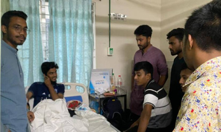 ফুটবল খেলতে গিয়ে আহত শিক্ষার্থীর পাশে ডিআইইউ ছাত্রদল