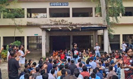 কলেজের প্রশাসনিক ভবনে তালা ঝুলিয়ে অবস্থান ধর্মঘট পালন করেছেন শিক্ষার্থীরা