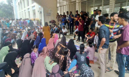  শিক্ষা উপদেষ্টার পদত্যাগ দাবিতে বগুড়ায় শিক্ষার্থীদের বিক্ষোভ, অবরোধ