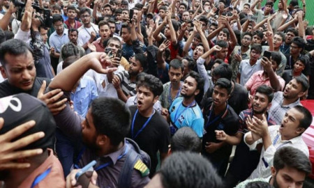 এখনো অবরুদ্ধ দুই উপদেষ্টা, বাইরে শিক্ষার্থীদের বিক্ষোভ-পুলিশের সতর্ক অবস্থান