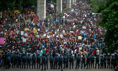 কোটা সংস্কার আন্দোলনে শিক্ষার্থীদের আন্দোলনে পুলিশের বাঁধা