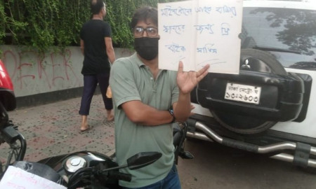 নিরবেই নিজের বাইকটি ব্যস্ত রেখেছেন আহত শিশুদের স্বজনের জন্য