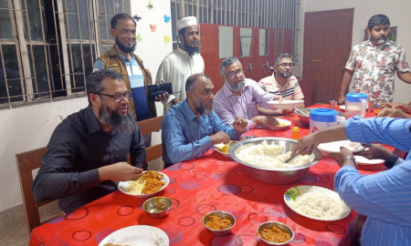 পবিপ্রবির কেরামত আলী হলে খাবার খাচ্ছেন উপাচার্য অধ্যাপক ড. কাজী রফিকুল ইসলাম
