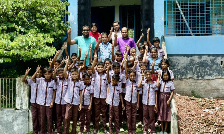 স্কুল ড্রেস পেয়ে খুশি প্রাথমিকের শিশুরা