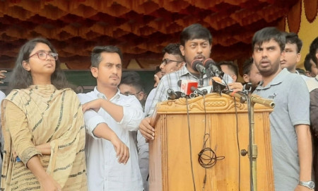 হ্যান্ডেলই করতে পারেন না, অস্ত্র নিয়ে আসছিলেন কেন?