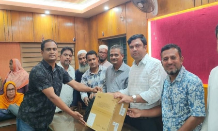 শিক্ষার্থীদের মনোযোগ আকর্ষণে ১৭৯ বিদ্যালয়ে 'মাল্টিমিডিয়া প্রজেক্টর' বিতরণ