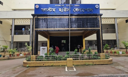 বেনাপোল কাস্টম হাউসে বহিরাগত প্রবেশ নিষিদ্ধ, ফিরছে শৃঙ্খলা