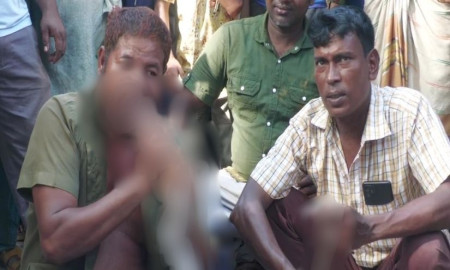 সাপুড়ের প্রাণ নেয়া সাপটিকে চিবিয়ে খেলেন আরেক সাপুড়ে