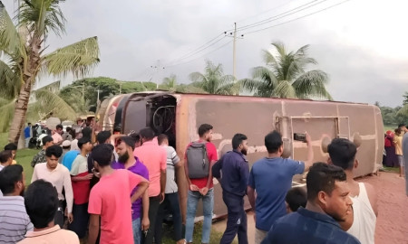 কোরিয়ান ইপিজেডে শ্রমিকবাহী বাস উল্টে আহত ১০