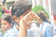 কান্না করছেন এক শিক্ষার্থী