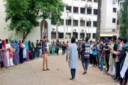 কুবিতে শিক্ষক নিয়োগের দাবিতে ক্লাস বর্জনের পর শিক্ষার্থীদের অবস্থান কর্মসূচি