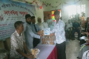 কৃতী শিক্ষার্থীকে সম্মাননা স্মারক প্রদান