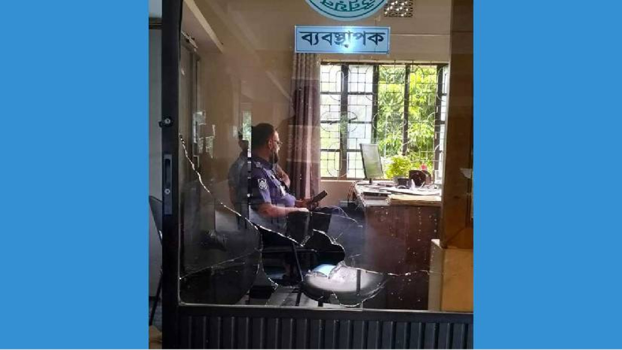 ব্যাংকে ভাঙচুর