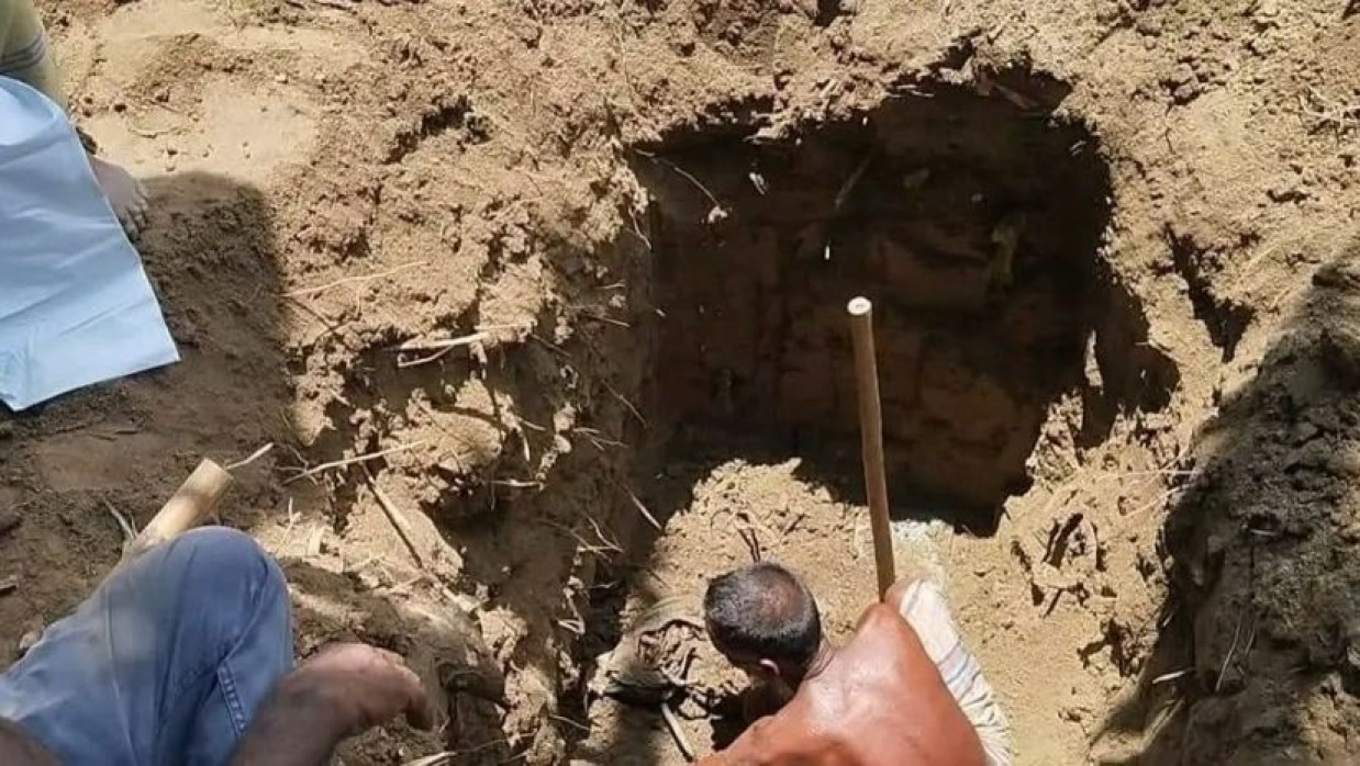 কবর খুঁড়ে মরদেহ উত্তোলন