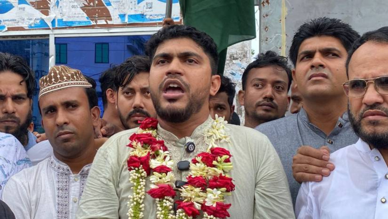 পথসভায় বক্তব্য দিচ্ছেন আব্দুজ জাহের