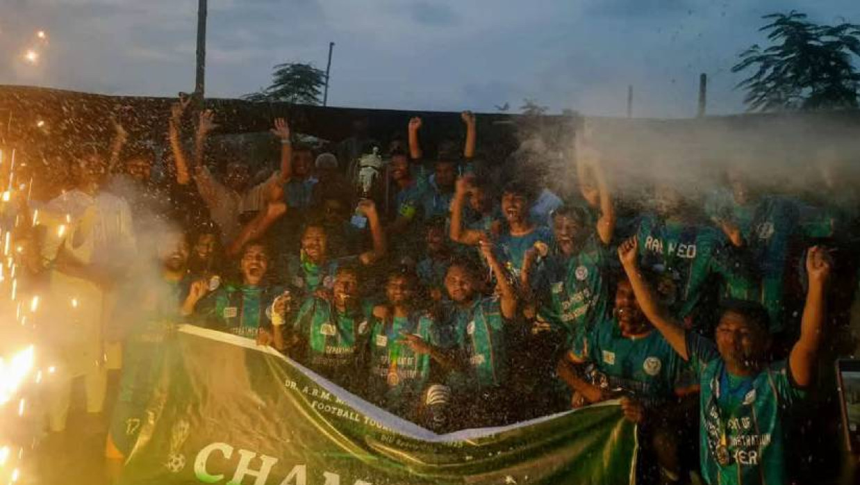 বিজয়ী দলের খেলোয়াড়রা