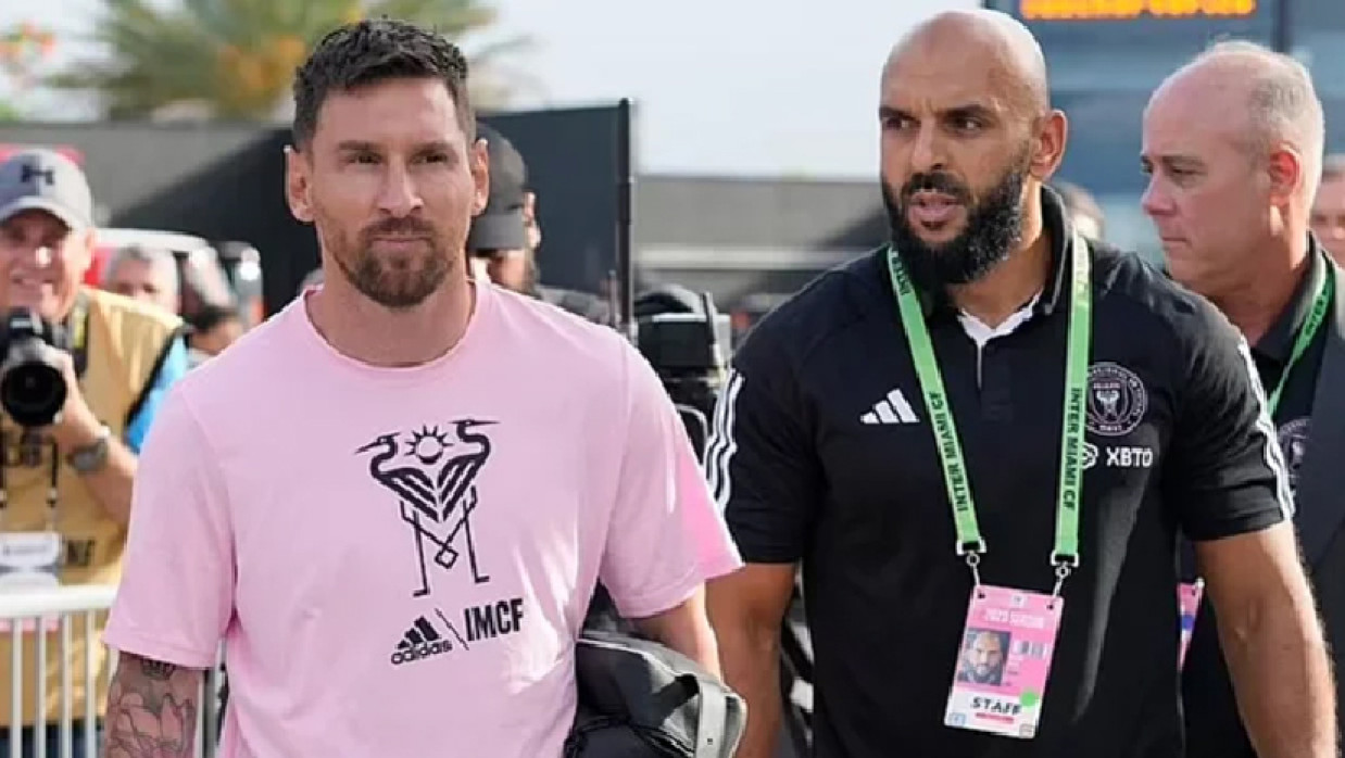 লিওনেল মেসি ও তার দেহরক্ষী ইয়াসিন চুয়েকো