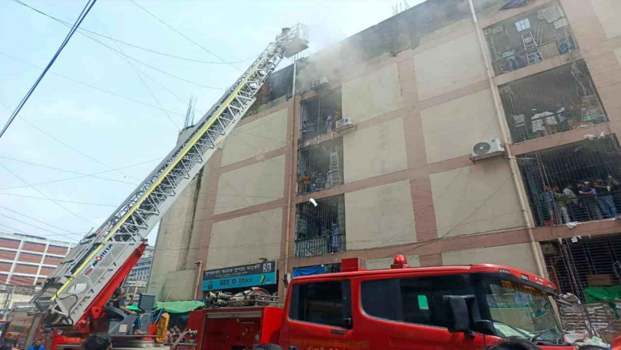 সুন্দরবন স্কয়ার মার্কেটের আগুন