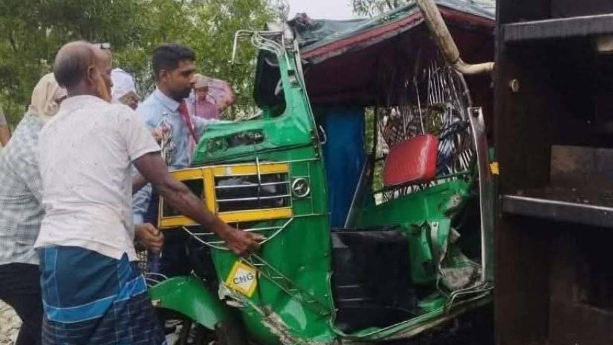 ট্রেনের ধাক্কায় দুমড়ে-মুচড়ে যায় অটোরিকশা