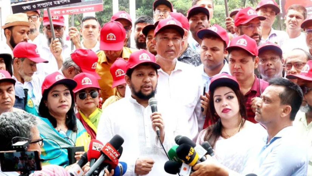 শনিবার তথ্য ও সম্প্রচার মন্ত্রণালয়ের উদ্যোগে জুলাই পুনর্জাগরণ র‌্যালি-২০২৫-এর শেষে কেন্দ্রীয় শহীদ মিনারে কথা বলেন মাহফুজ আলম