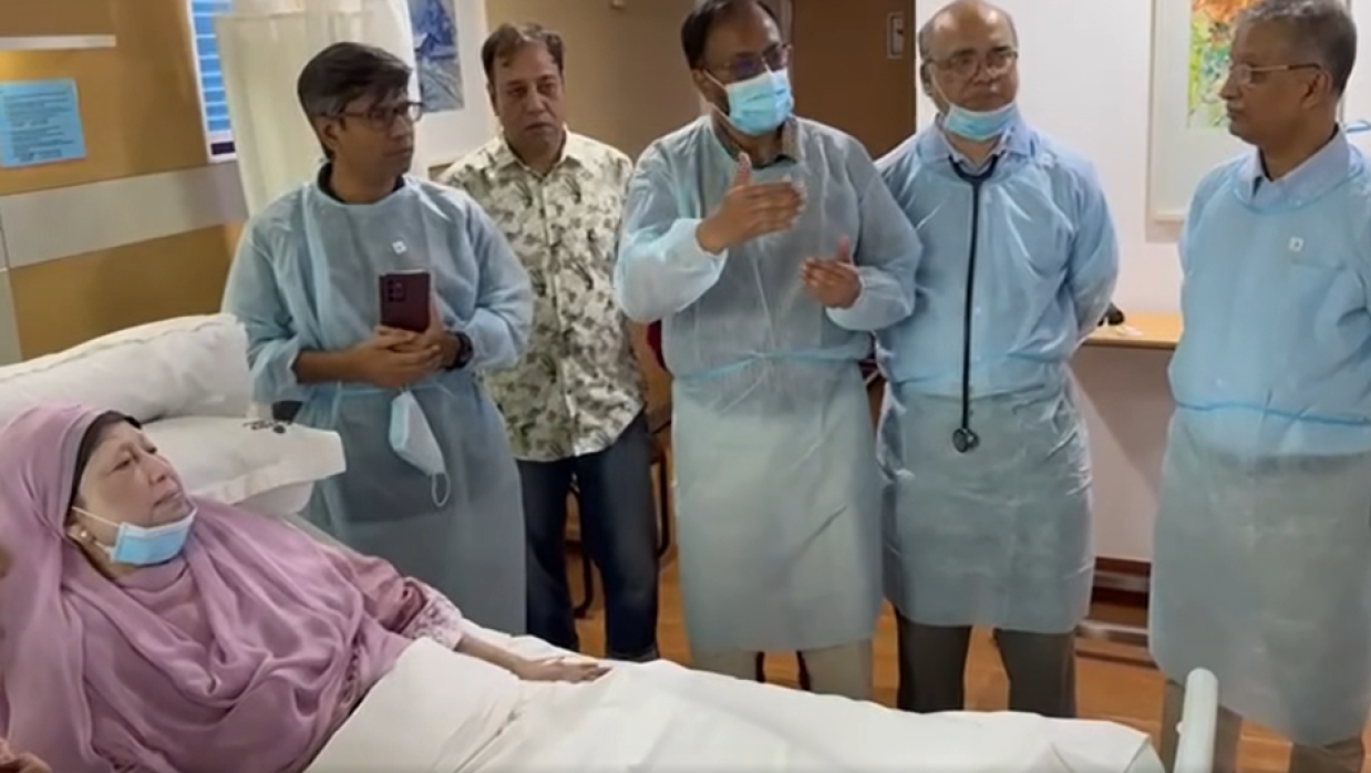হাসপাতালে ভর্তি বেগম খালেদা জিয়ার কাছে শেখ হাসিনার পালানোর খবর জানাচ্ছেন চিকিৎসকরা