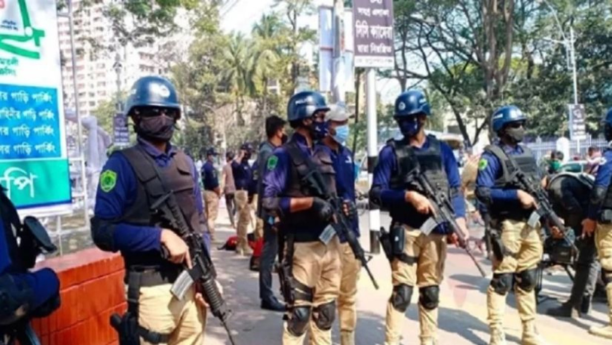 পুলিশ মোতায়েন