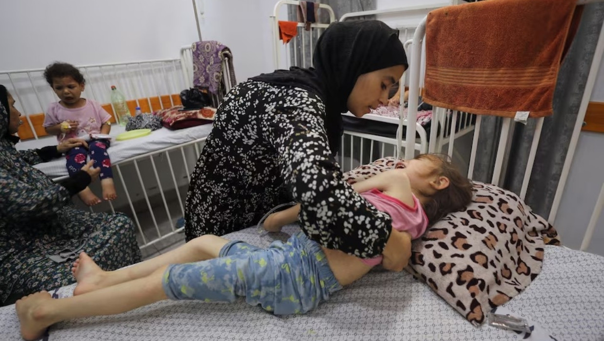 এক মেয়েকে হারিয়ে, আরেক মেয়েকে বাঁচাতে মায়ের আকুতি