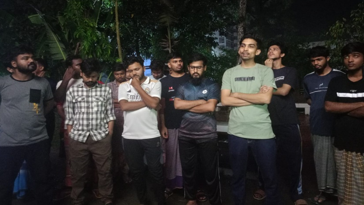 পাবিপ্রবি স্বাধীনতা হলে শিক্ষার্থীদের বিক্ষোভ