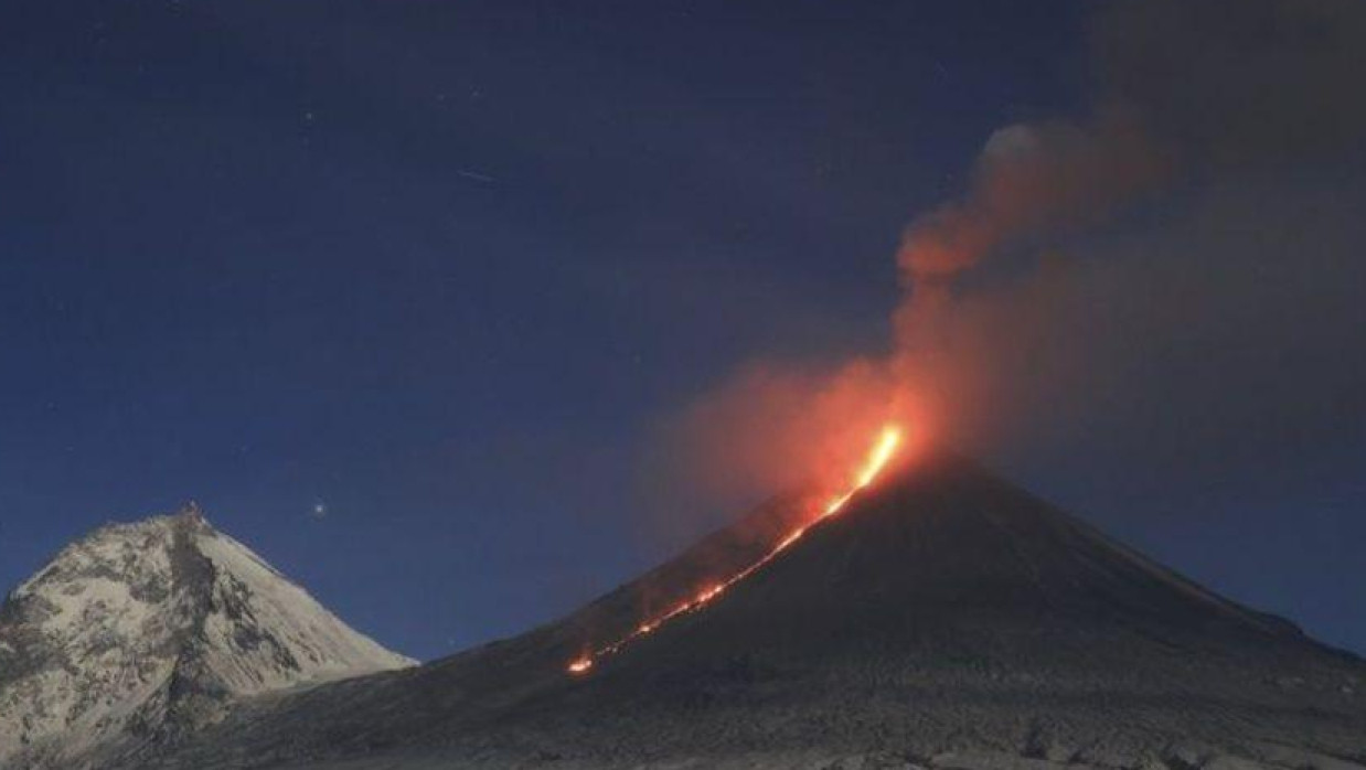 আগ্নেয়গিরির ঢাল বেয়ে নামছে জ্বলন্ত লাভা