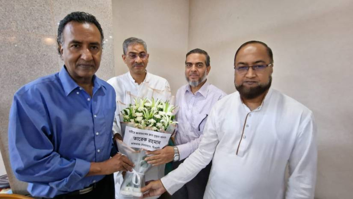 জামায়াতের সহকারী সেক্রেটারি জেনারেল এহসানুল মাহবুব জুবায়েরের কাছে একটি ফুলের তোড়া দেন বিএনপির এই দুই নেতা