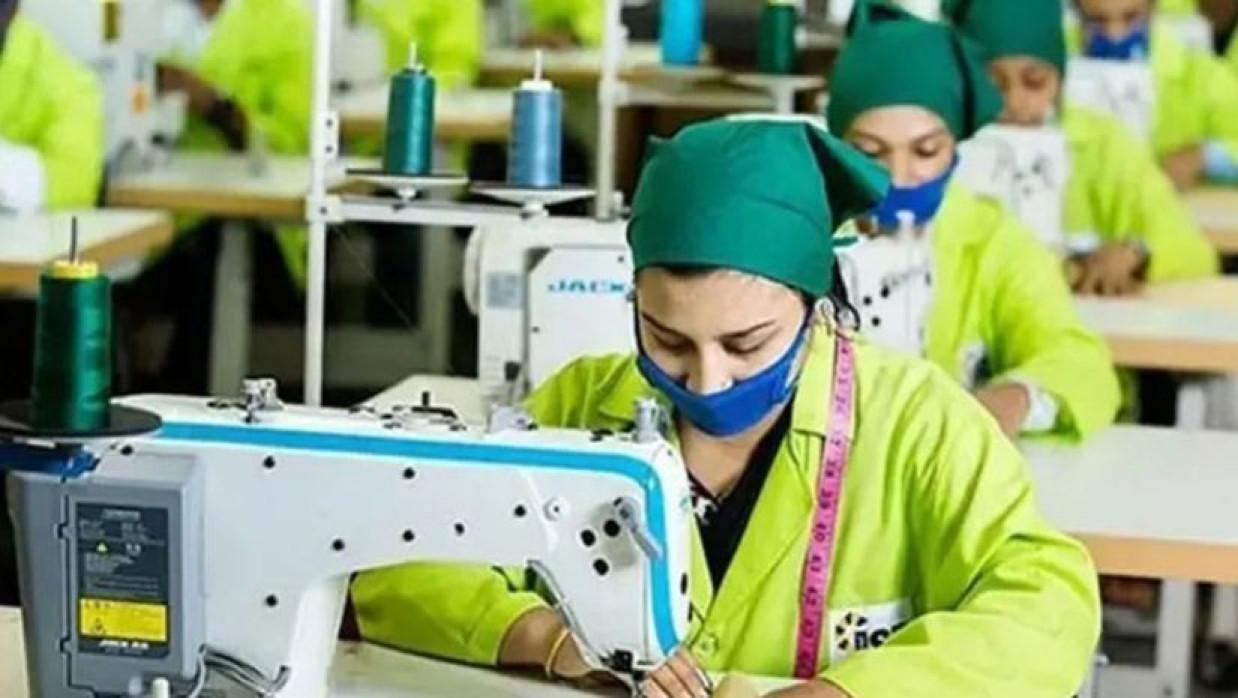 কারখানায় ব্যস্ত নারী শ্রমিকেরা