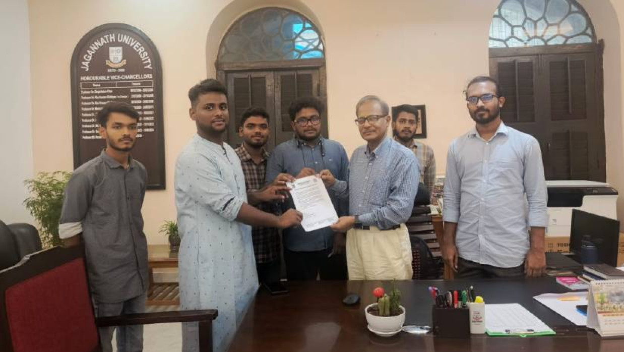 স্মারকলিপিটি উপাচার্যের দপ্তরে স্মারকলিপি দিচ্ছেন আপ বাংলাদেশ 