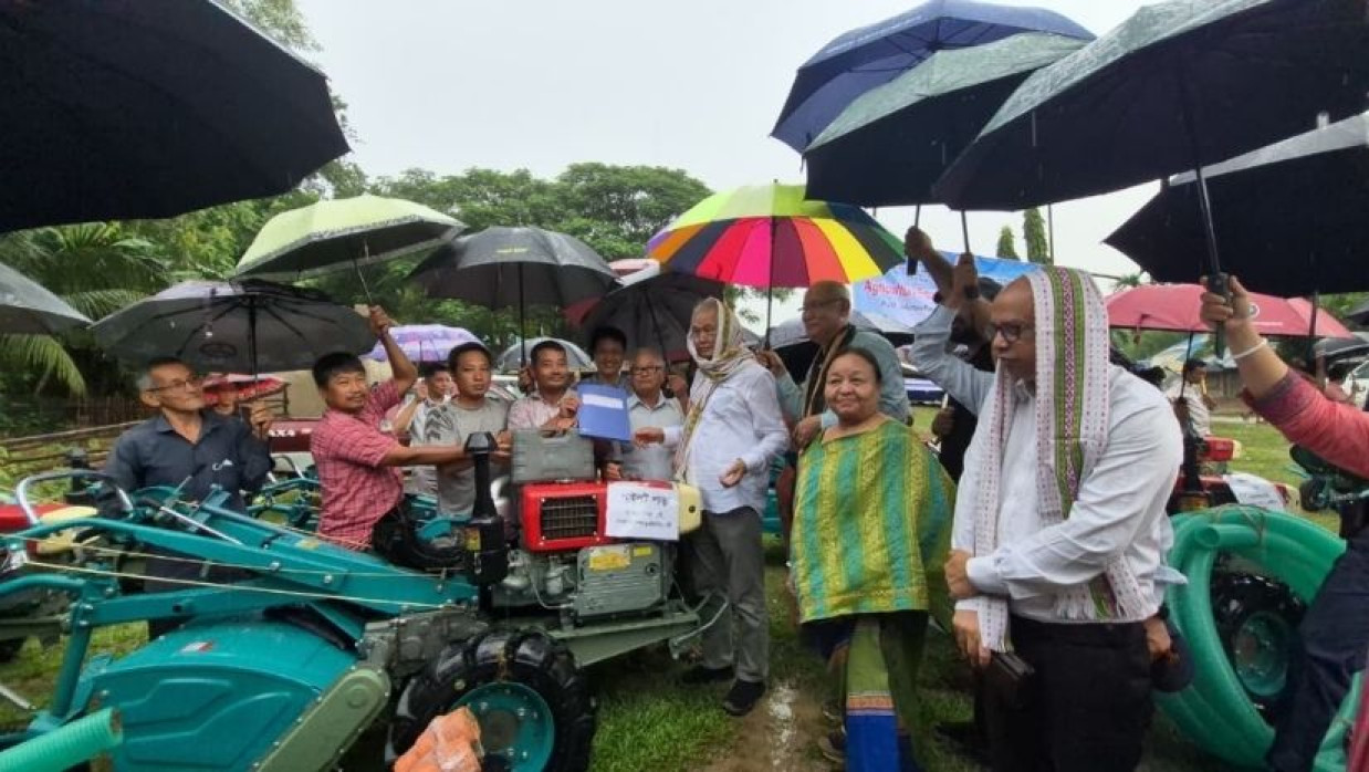 পার্বত্য উপদেষ্টা কর্তৃক কৃষি যন্ত্রপাতি হস্তান্তর 