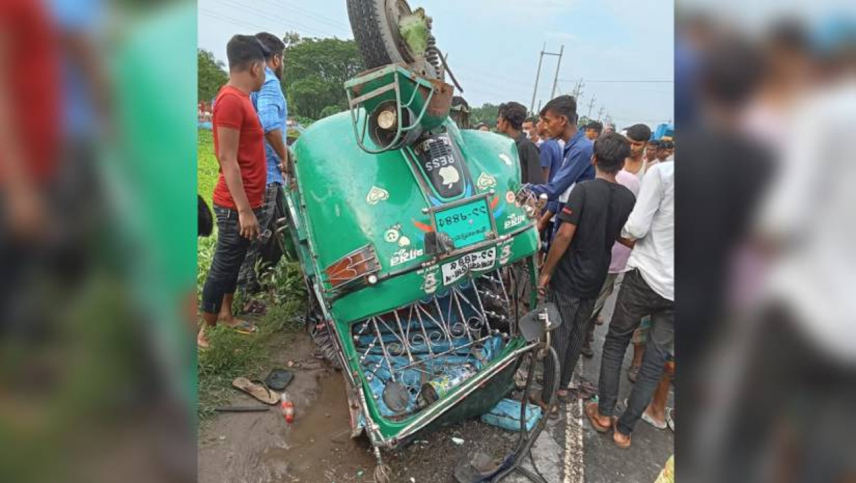 মোটরসাইকেল দুটিকে চাপা দিয়ে উল্টো যায় সিএনজিচালিত অটোরিকশা