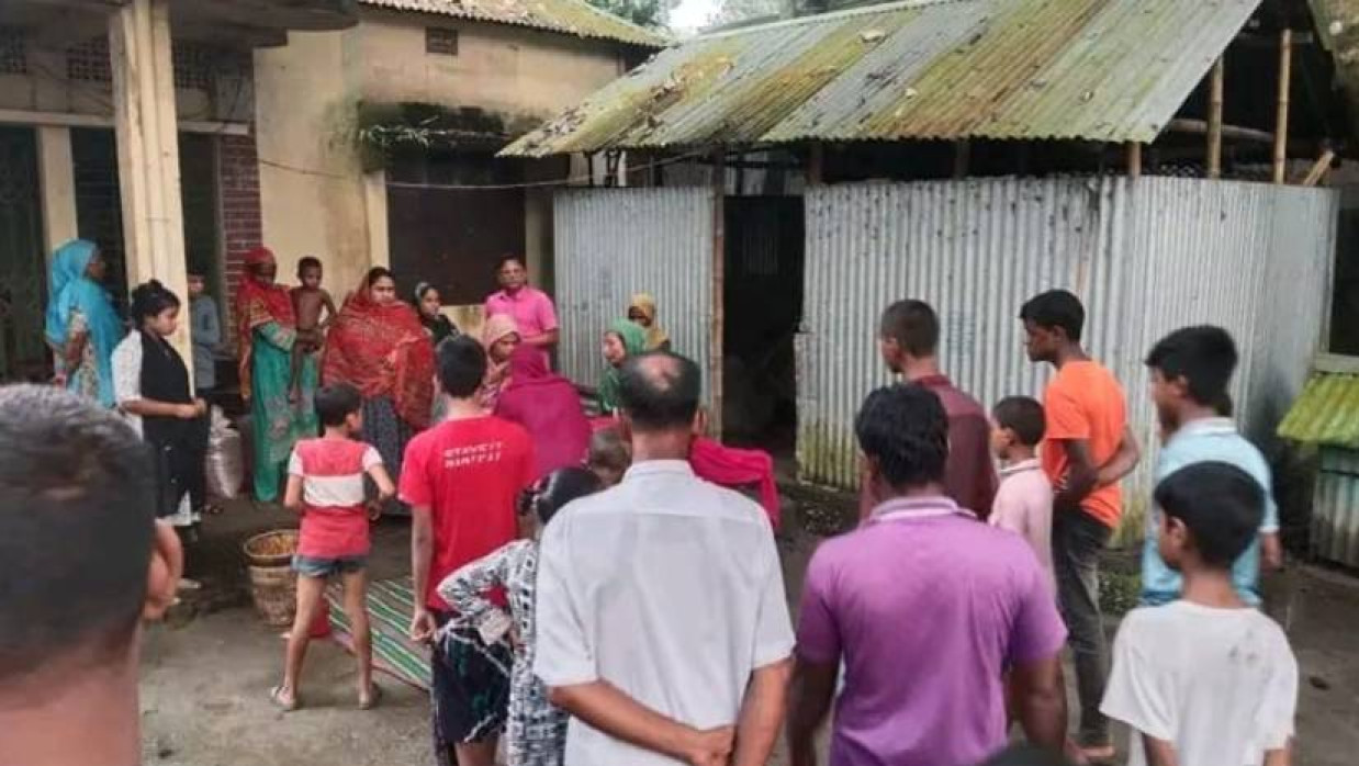 নিহত ছাত্রীর মরদেহ দেখতে স্থানীয় লোকজনের ভিড়