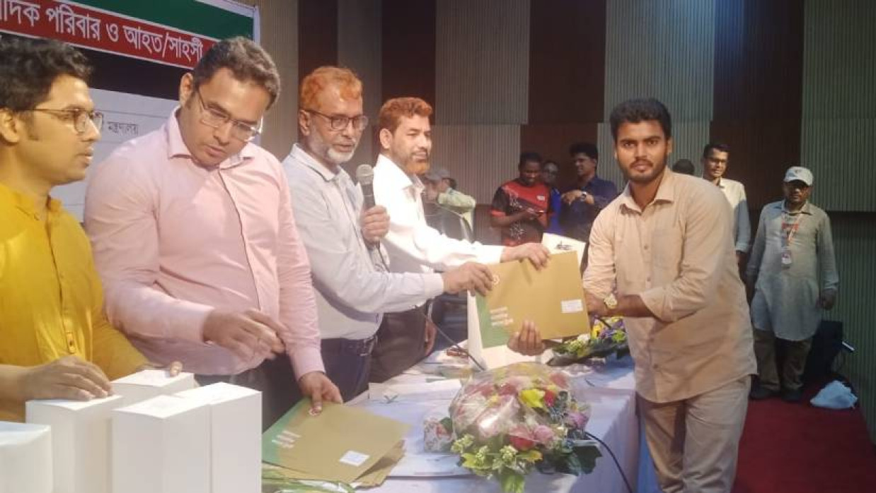 সাংবাদিক আনোয়ার হোসেনের হাতে সম্মাননা তুলে দেওয়া হচ্ছে