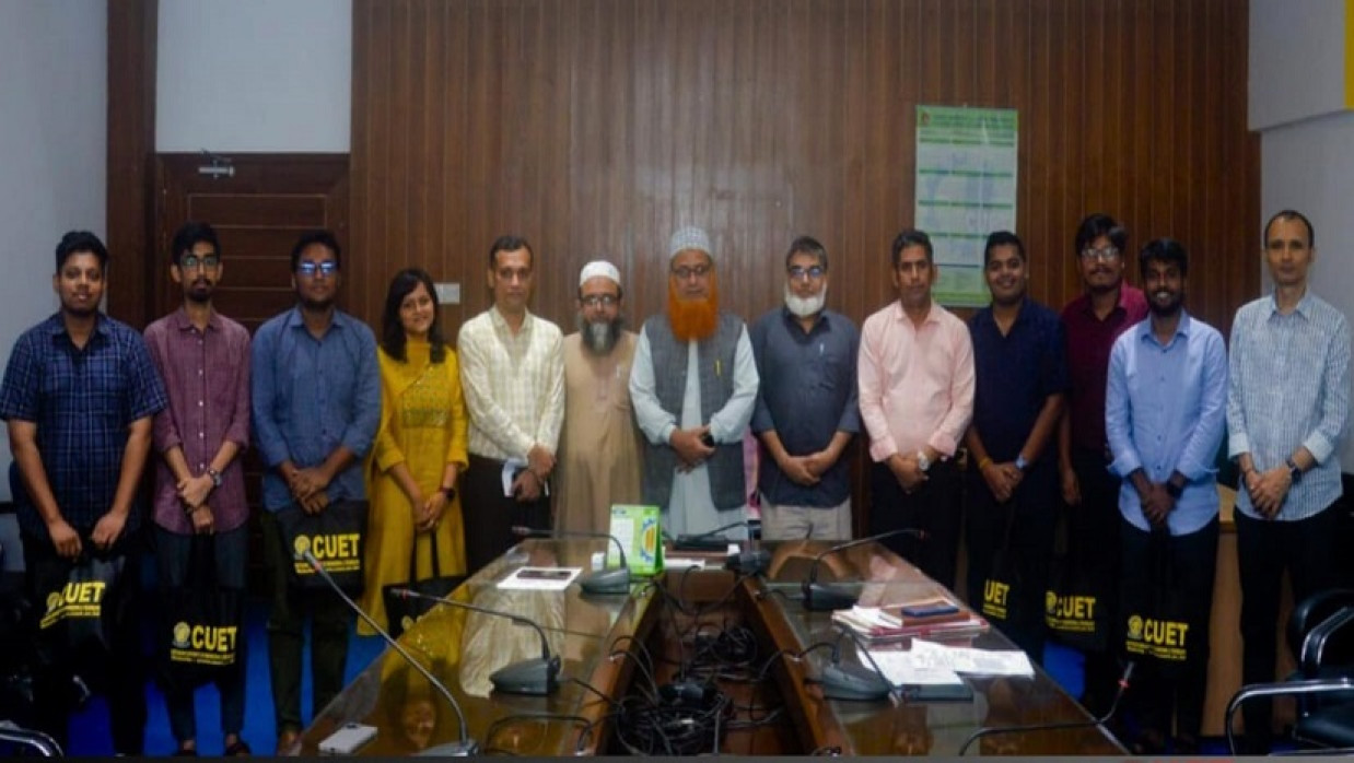 চুয়েট উপাচার্য অধ্যাপক ড. মাহমুদ আব্দুল মতিন ভূইয়ার সঙ্গে নরওয়েতে উচ্চশিক্ষার সুযোগ পাওয়া শিক্ষার্থীসহ অন্যরা