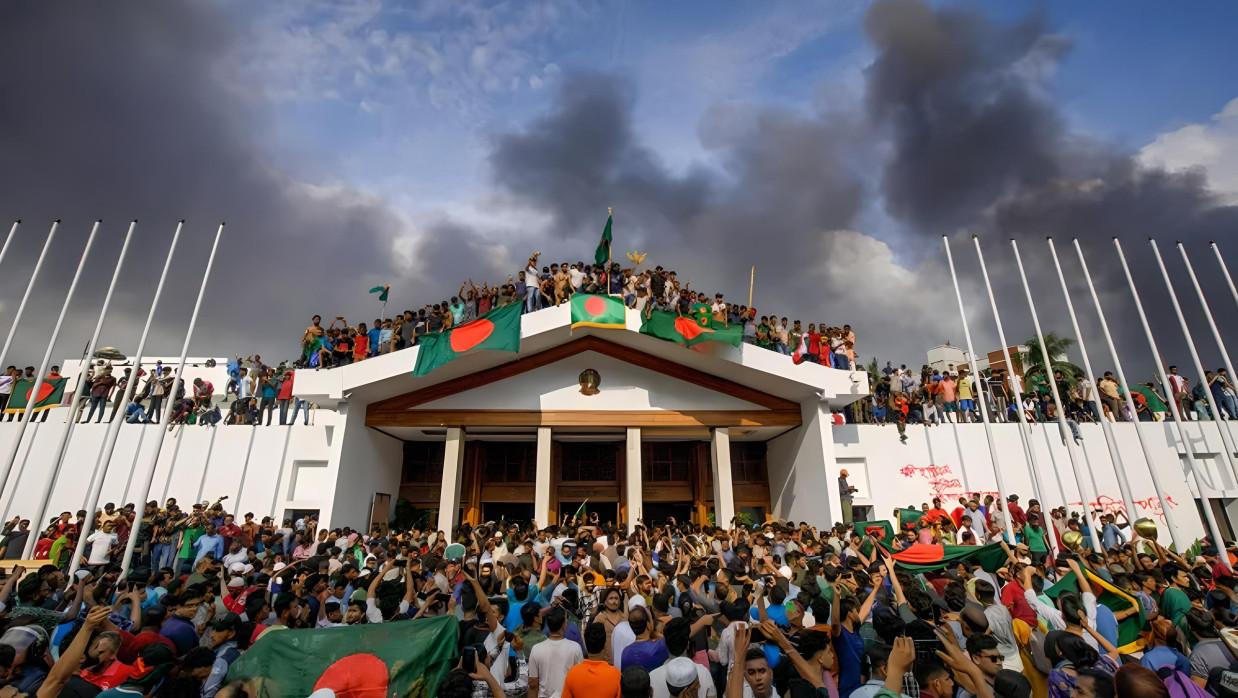 গণ অভ্যুত্থানে শেখ হাসিনার পতনের পর চব্বিশের ৫ আগস্ট গণভবনে ছাত্র-জনতার উল্লাস