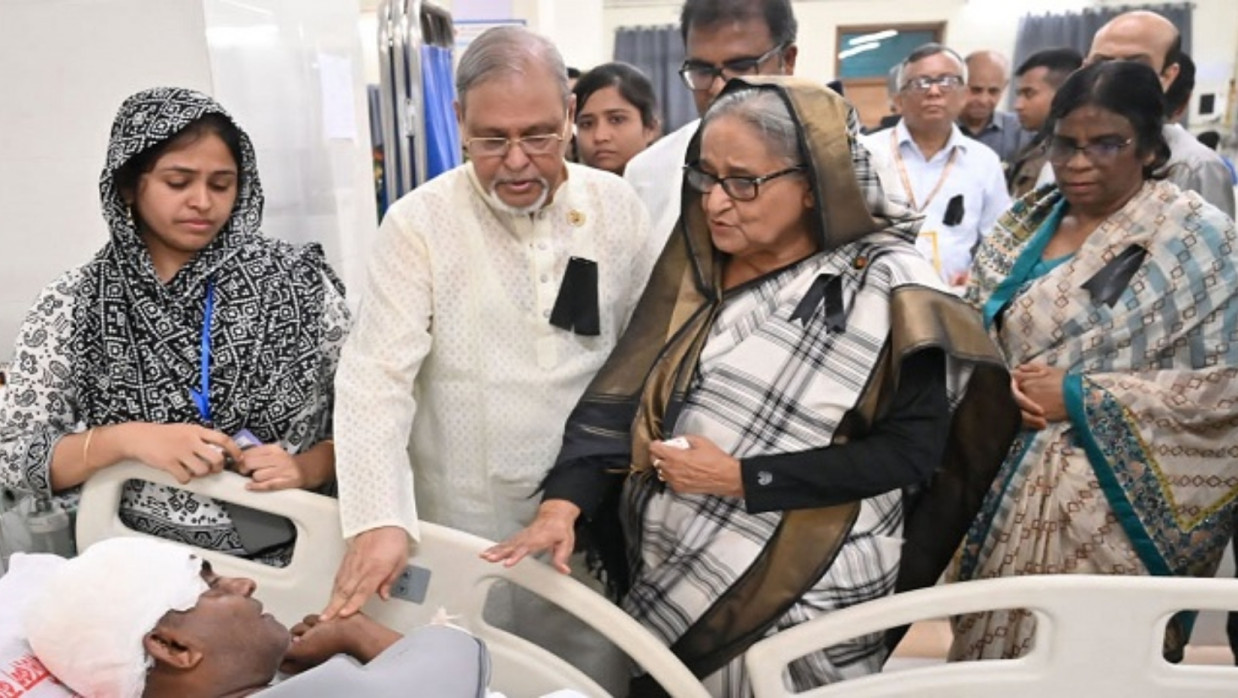 জুলাই আন্দোলনে আহতদের হাসপাতালে দেখতে যান শেখ হাসিনা