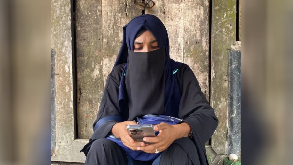 প্রেমিকের বাড়িতে অনশন এক তরুণী