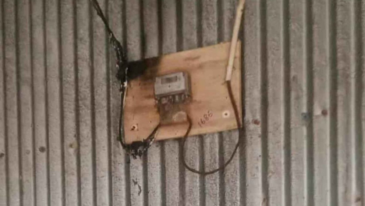 বৈদ্যুতিক মিটারে আগুন ধরিয়ে দেন যুবক