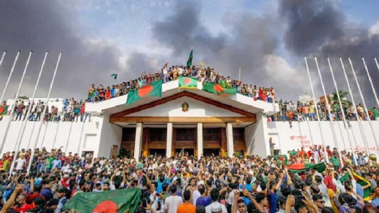 সরকার পতনের পর ছাত্র-জনতার উল্লাস