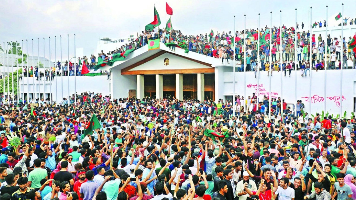 প্রধানমন্ত্রীর কার্যালয়ে জনসমুদ্র