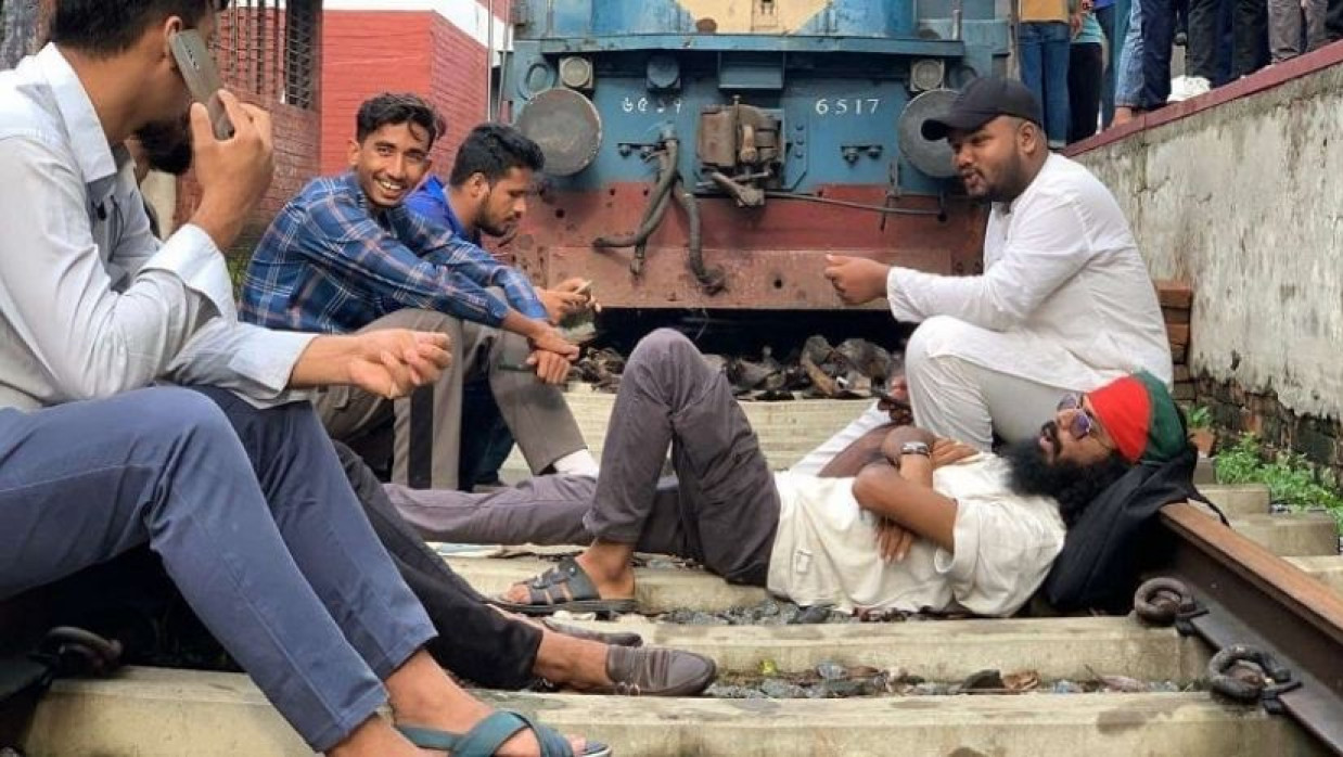 বরাদ্দ ট্রেন পছন্দ না হওয়ায় বিক্ষোভ