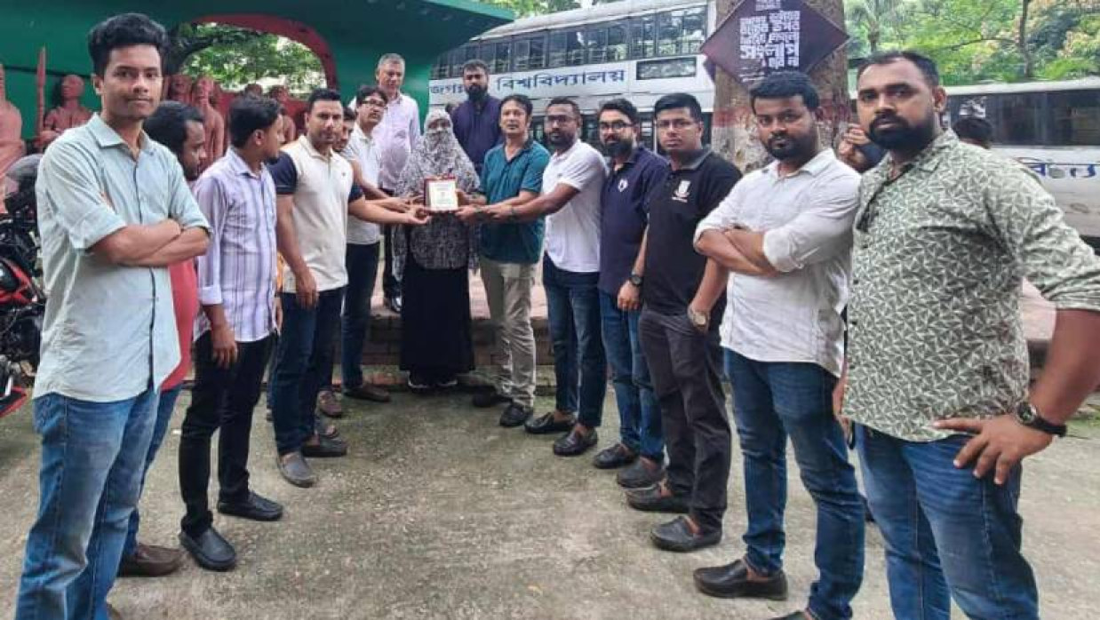 সাজিদের পরিবারের হাতে স্মারক তুলে দেওয়া হচ্ছে