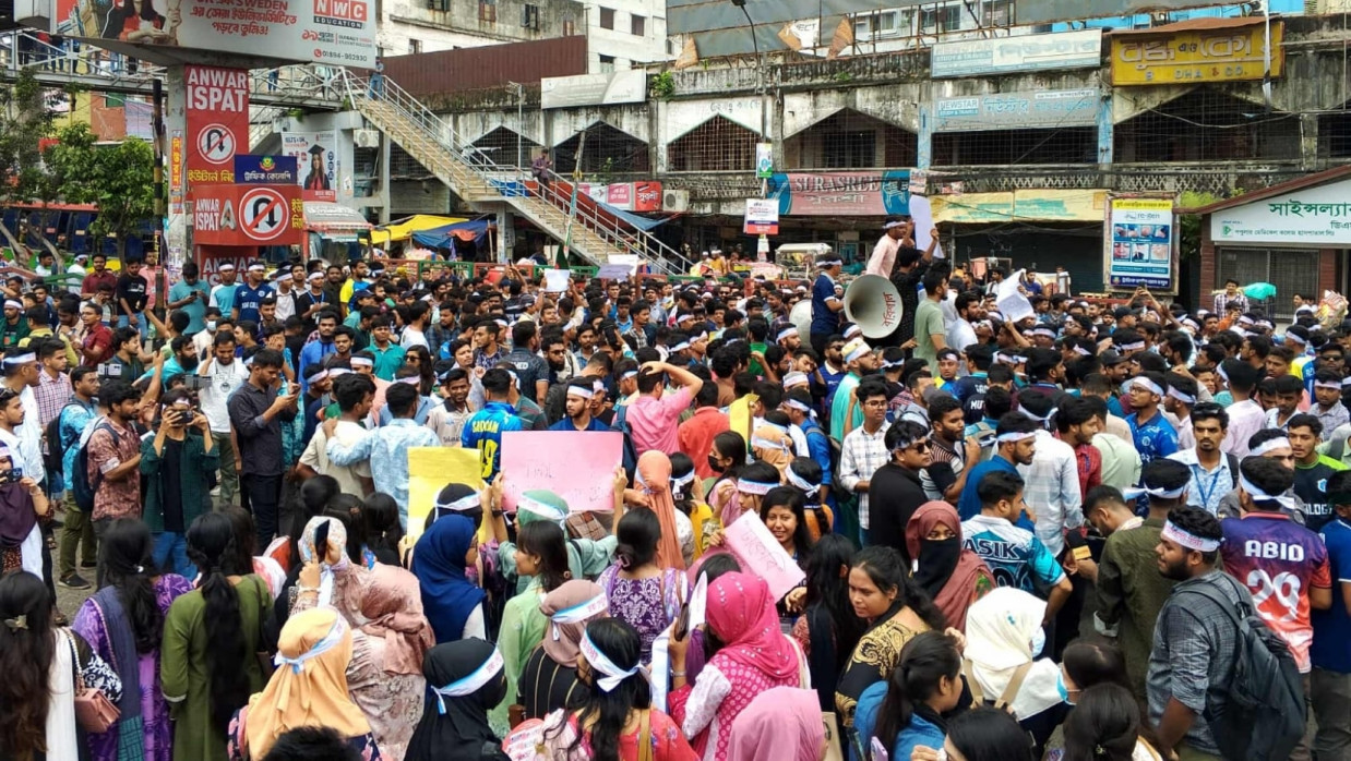 সায়েন্সল্যাব এলাকায় বিক্ষোভ করছেন শিক্ষার্থীরা