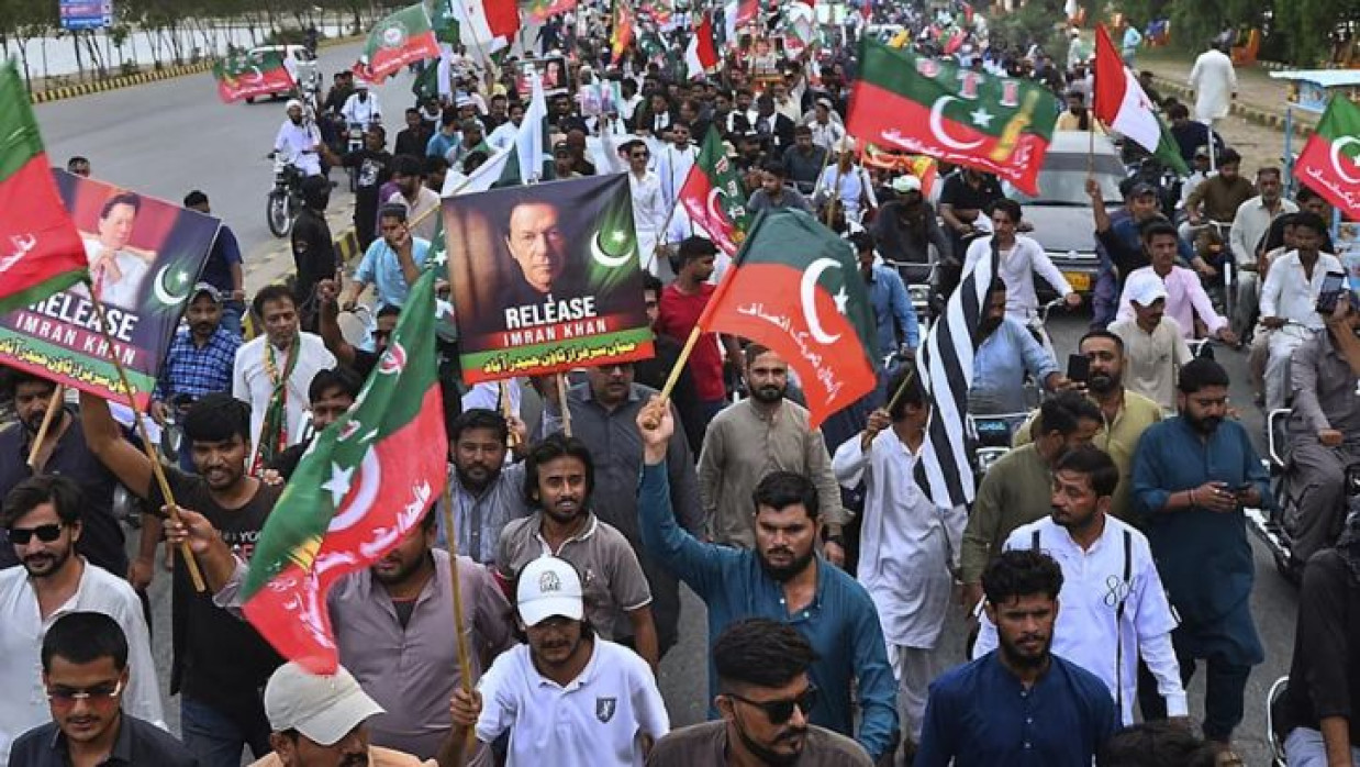  পিটিআই নেতা-কর্মীরা বিক্ষোভ করছে