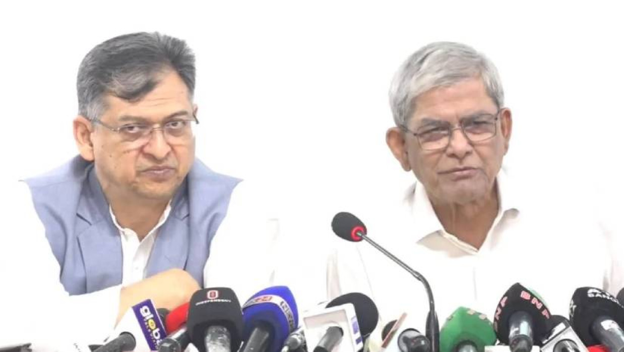 সংবাদ সম্মেলনে কথা বলছেন মির্জা ফখরুল ইসলাম আলমগীর