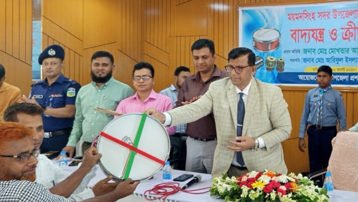 বাদ্যযন্ত্র ও ক্রীড়া সামগ্রী বিতরণ