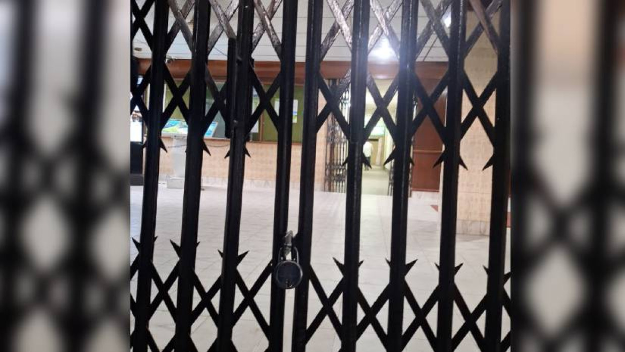 প্রশাসনিক ভবনে তালা দিয়েছেন বিশ্ববিদ্যালয়ের পশুপালন অনুষদের শিক্ষার্থীরা